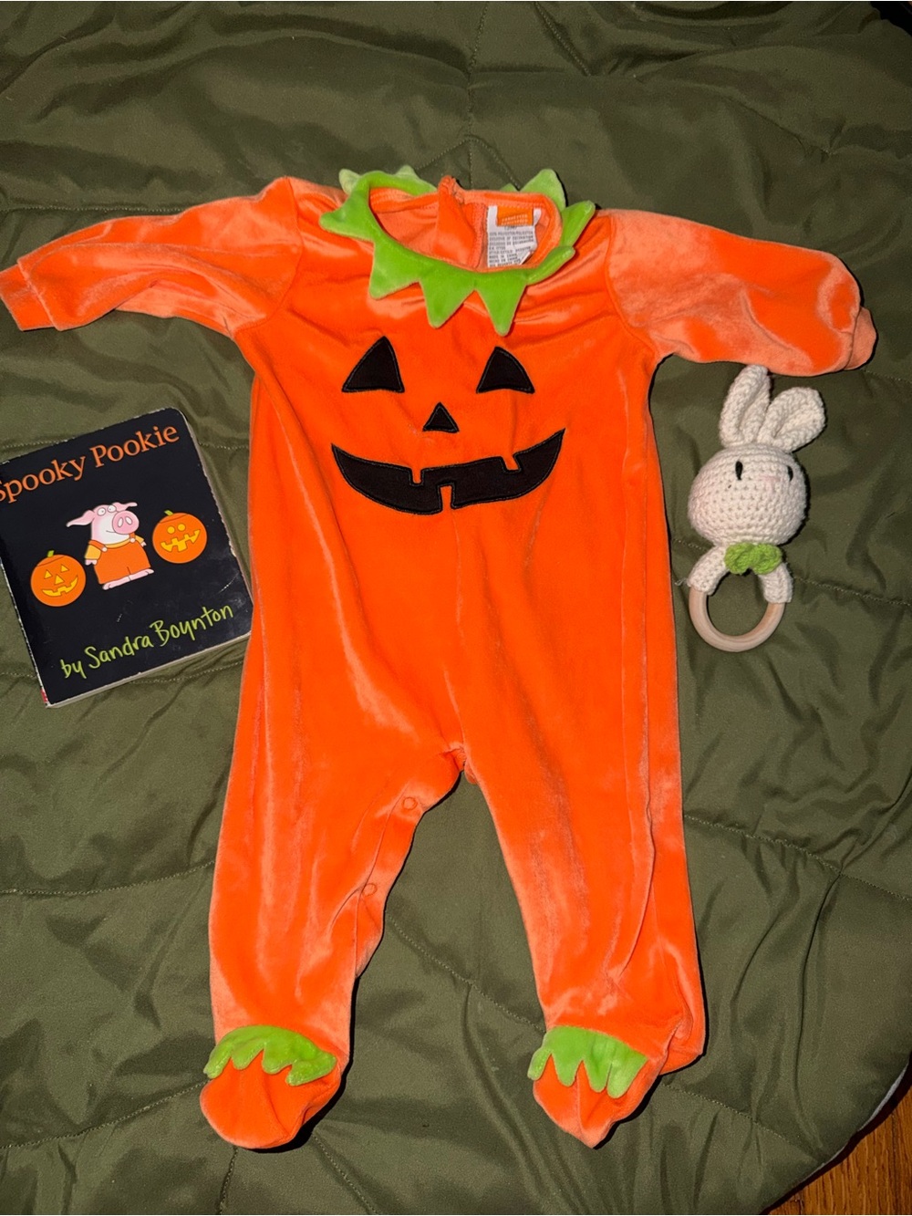Baby pumpkin costume 3 M, Spooky Pookie book & Bunny Crochet Rattle disfraces